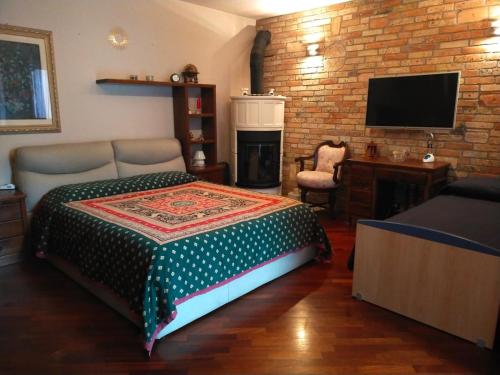 FontanafreddaにあるLa tua casa meravigliosa con giardinoのベッドとレンガの壁がある寝室