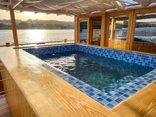 Bazén v ubytování Dahabiya Nile Sailing-Safiya-Aswan to Luxor-every Friday-4 days-3 nights nebo v jeho okolí