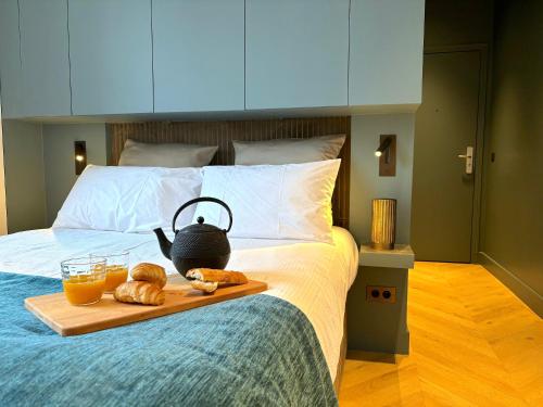 - un plateau/bouilloire et des croissants sur un lit dans l'établissement Le Loft Tour Eiffel, à Paris