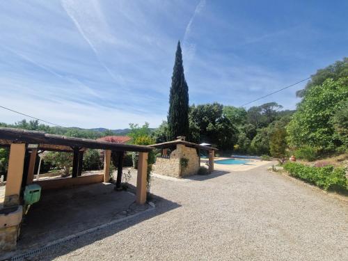 un bâtiment avec un arbre à côté d'une piscine dans l'établissement Villa du petit Prince, au Thoronet