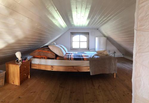 a bedroom with a large bed in a attic at Casa da Seara in Pázmánd