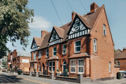 an old brick building on a city street at Victoria Apartments Tamworth in Tamworth