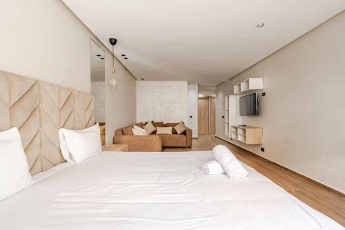 Un ou plusieurs lits dans un hébergement de l'établissement TheCasaEdition - Bel Azur - Sea View & Hassan II Mosqué Residency