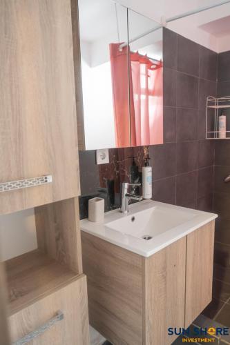 a bathroom with a sink and a mirror at Explore Greece from Cozy City Centre Apartment in Chalkida