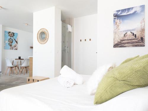 Una cama o camas en una habitación de Incroyable Studio à 5 min des Plages