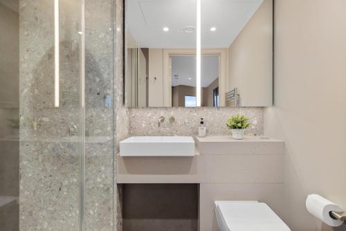 a bathroom with a sink and a mirror at ShyTower in London