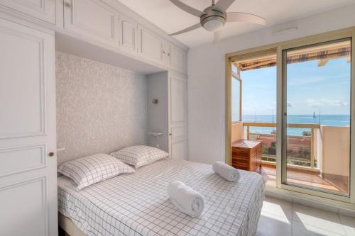 une chambre avec un lit et une grande fenêtre dans l'établissement Exceptional sea view in Lavandou, au Lavandou