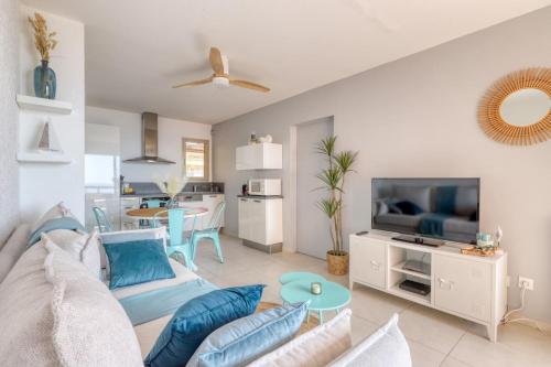 un salon avec un canapé et une table dans l'établissement Exceptional sea view in Lavandou, au Lavandou