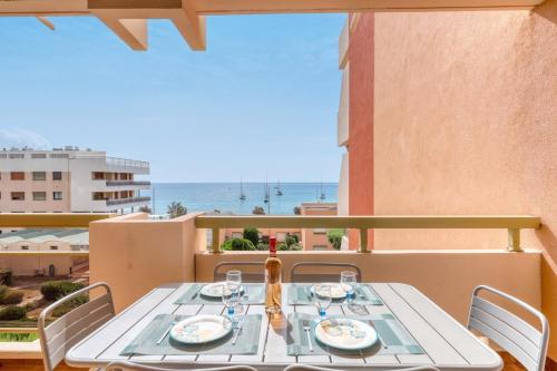 - une table sur un balcon avec vue sur l'océan dans l'établissement Exceptional sea view in Lavandou, au Lavandou