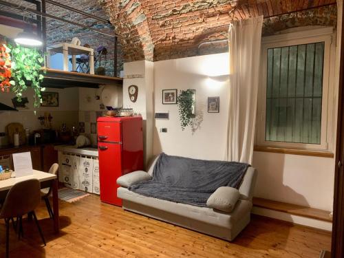 cocina con nevera roja y mesa en Ca' du Ventu - Cozy house with mezzanine & little garage, en Calice Ligure