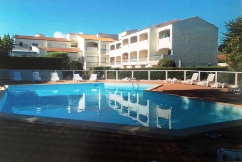 une piscine devant un immeuble dans l'établissement Appartement 2 pièces 4 couchages Dolus d'Oléron DDO000-104, à Dolus-d'Oléron