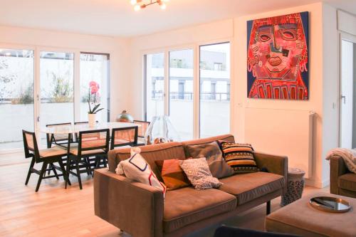 un salon avec un canapé et une table dans l'établissement Spacious 3 Bedrooms with Terrace Saint Ouen, à Saint-Ouen