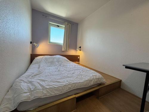 une petite chambre avec un lit et une fenêtre dans l'établissement Appt 2 pièces cabine LA ROCHELLE - LR120-307, à La Rochelle