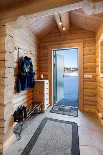 an entrance to a log cabin with a sliding glass door at Hytteperle Gålå, Vakre Lauvåsen, Hønhuset in Sør-Fron