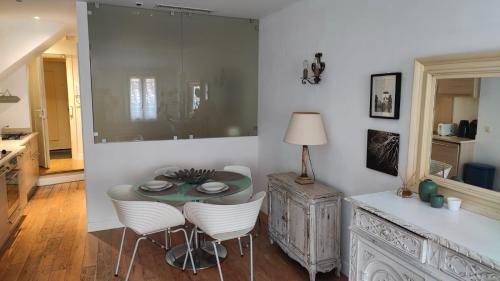 une salle à manger avec une table et deux chaises dans l'établissement Beach Proximity in Historic Nice, Your Perfect 2 Room Rental, à Nice