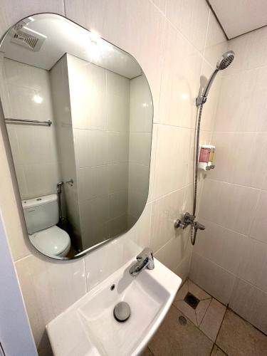 a bathroom with a sink and a mirror at Barsa City by Eleanor in Seturan