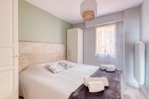 une chambre avec un lit avec deux serviettes dessus dans l'établissement T2 sea view in Saint-Clair - Rated 3, au Lavandou