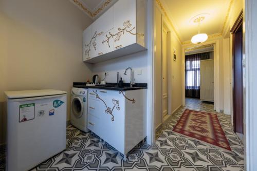 Una cocina con lavadora y secadora en una habitación. en Felicity Palace Sirkeci, en Estambul