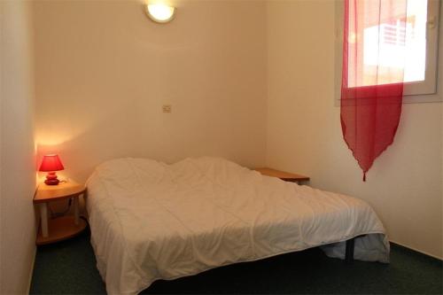 une chambre avec un lit, une table et une fenêtre dans l'établissement Appt 2 pièces LA ROCHELLE - LR030-E215, à La Rochelle
