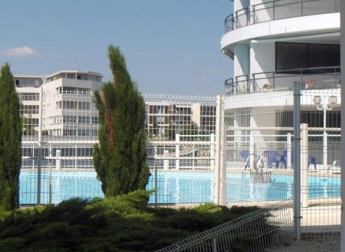 une piscine sur un navire de croisière avec des bâtiments en arrière-plan dans l'établissement Appt 2 pièces LA ROCHELLE - LR030-E215, à La Rochelle