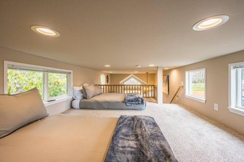 Katil atau katil-katil dalam bilik di Lake Pleasant Getaway Tiny Home