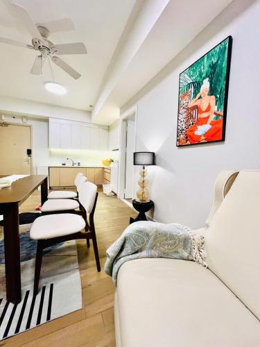 Χώρος καθιστικού στο Emoi Westbay's Apt