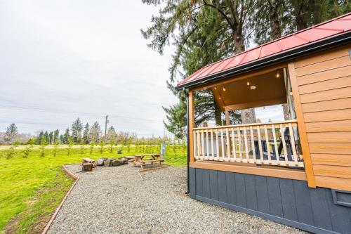 Φωτογραφία από το άλμπουμ του Rainforest Tiny Home Retreat Industrial 26 σε Forks