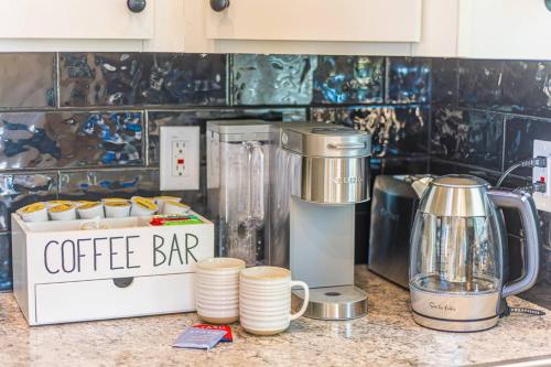 Kaffee-/Teezubehör in der Unterkunft Rainforest Tiny Home Retreat #15