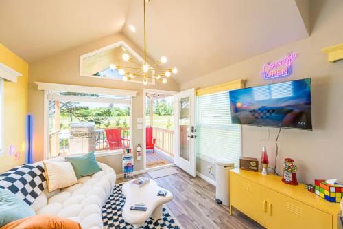 TV/Unterhaltungsangebot in der Unterkunft Rainforest Tiny Home Retreat 28
