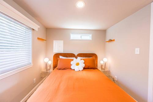 Ein Bett oder Betten in einem Zimmer der Unterkunft Rainforest Tiny Home Retreat 28