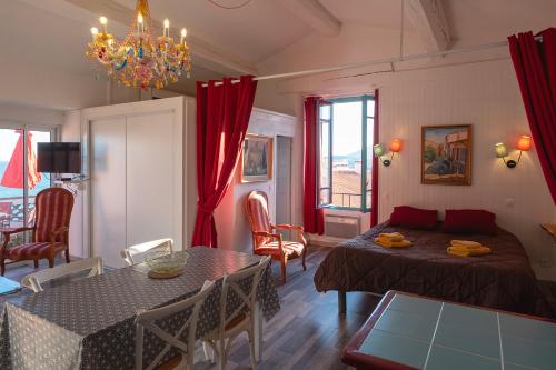 Posezení v ubytování Maison sur la roche, vue mer exceptionnelle, quartier des peintres, calme, clim et wifi, parking privé, plages à pied