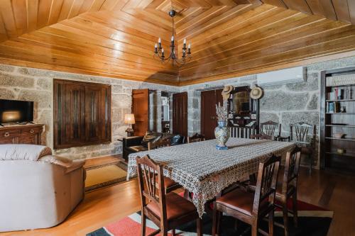 a dining room with a table and chairs at Cantinho da Tilde in Fafe