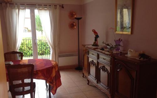 une cuisine avec une table et une table et une fenêtre dans l'établissement Lotissement campagne la tour g2561, à Brignoles