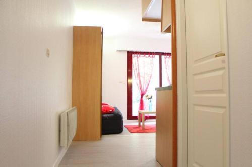un couloir avec une porte menant à un salon dans l'établissement Appt Studio LA ROCHELLE - LR010-039, à La Rochelle