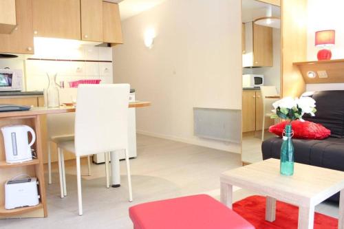 un petit salon avec un canapé et une table dans l'établissement Appt Studio LA ROCHELLE - LR010-039, à La Rochelle