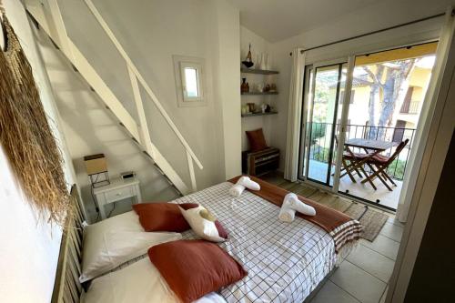 une chambre avec un lit avec deux animaux en peluche dessus dans l'établissement T2 near Saint-Clair beach for 2 people, au Lavandou