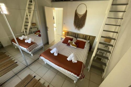 - une chambre avec 2 lits et un escalier dans l'établissement T2 near Saint-Clair beach for 2 people, au Lavandou