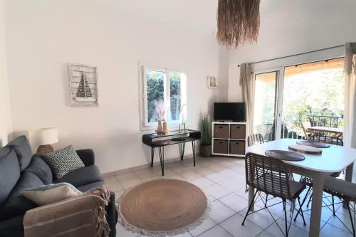 un salon avec un canapé et une table dans l'établissement T2 near Saint-Clair beach for 2 people, au Lavandou