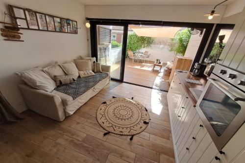 Photo de la galerie de l'établissement T2 with terrace in La Fossette, au Lavandou