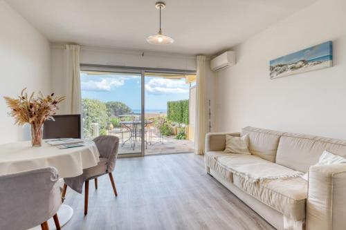 un salon avec un canapé et une table dans l'établissement Peaceful Retreat with Stunning Sea View Private Terrace & Garden, au Lavandou