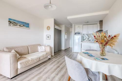 un salon avec un canapé blanc et une table dans l'établissement Peaceful Retreat with Stunning Sea View Private Terrace & Garden, au Lavandou