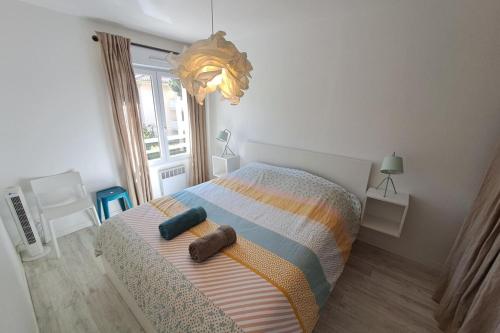 une chambre avec un lit avec deux serviettes dessus dans l'établissement Charming T2 - close to the 