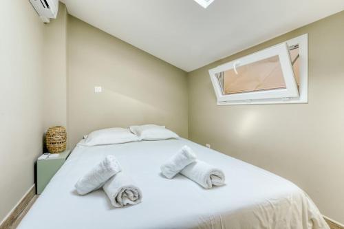 une chambre avec un lit blanc avec des serviettes dessus dans l'établissement Mazet NEUF - Résidence Tahiti Park piscine, au Lavandou