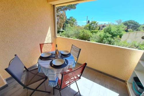 une table et des chaises sur un balcon avec vue dans l'établissement Apartment 300 m from Saint-Clair beach, au Lavandou