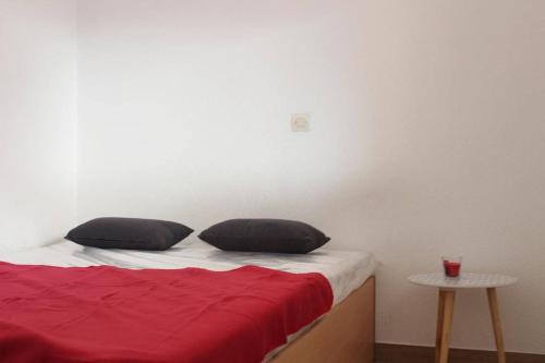 ラ・ロシェルにあるAppt 2 pièces LA ROCHELLE - LR030-C123のベッドルーム1室(枕2つ、テーブル付)