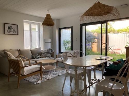 Posezení v ubytování Charmante maison à l'île de Ré au calme, avec jardin et deux vélos