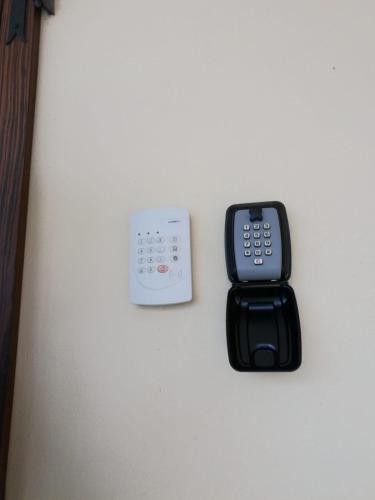 a remote control and a scale sitting on a table at B&B Greta&Giada in Argenta