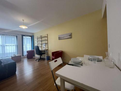 un salon avec une table et des chaises blanches dans l'établissement STUDIO hyper-centre de La Rochelle - LR180-014, à La Rochelle