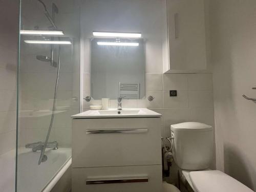 une salle de bain avec un lavabo, des toilettes et une douche dans l'établissement STUDIO hyper-centre de La Rochelle - LR180-014, à La Rochelle