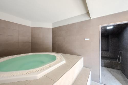 GiaxTower Gym Spa & Pool Oasis